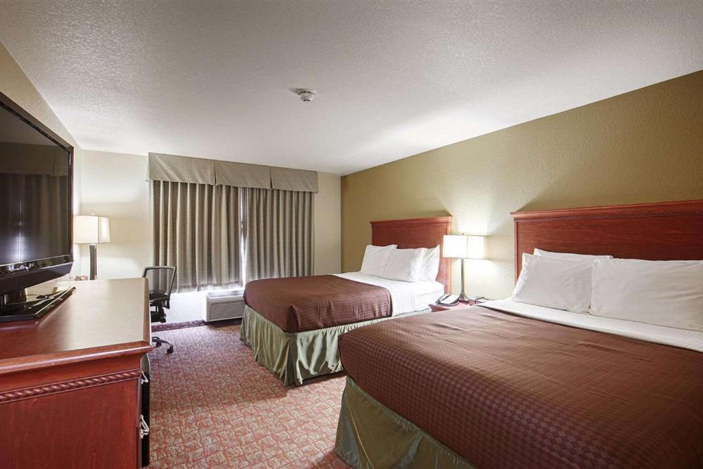 Queen Room with Two Queen Beds - Non-Smoking interior